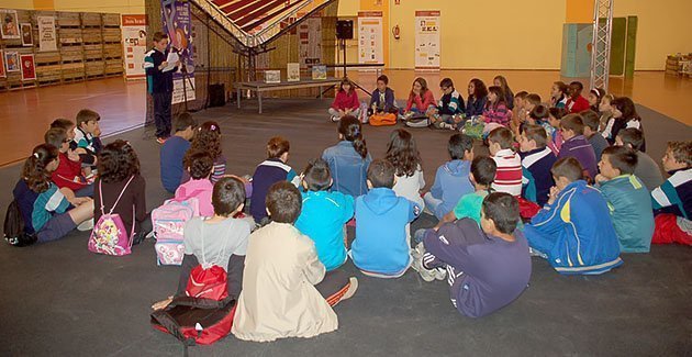 Imatge de la Marató de Lectura en veu alta en el marc del saló del Llibre Infantil i Juvenil.
