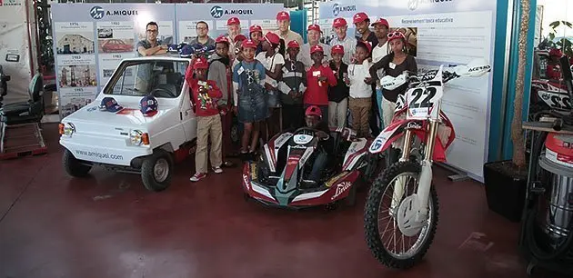 Visita de la delegació de joves esportistes etíops a ATallers A. Miquel.