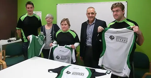 Angelina Roure i Josep Coll amb els atletes paralímpics d'ACUDAM.