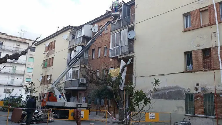 Els tècnics duen a terme les tasques d'enderroc dels balcons del Grup Sant Isidori.
