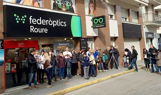 Des de primera hora els mollerussencs han volgut observar l'eclipsi de sol.
