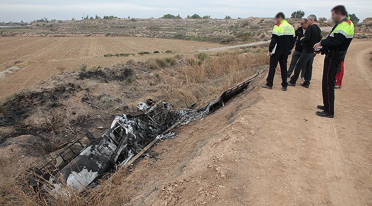 Aviació Civil amb el suport dels Mossos d'Esquadra inspecciones el lloc de l'accident