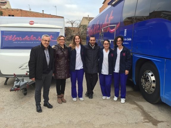 L'alcalde i la regidora de les Borges amb el personal del Bus de la SalutT