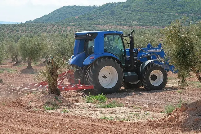 Treballs del tractor New Holland a la finca Aranyó a les Garrigues 1