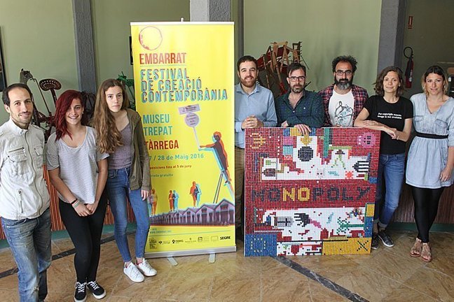 El regidor de Cultura, Raül Palacios, amb els directors de l’Embarrat i alguns dels artistes participants a Cal Trepat interior