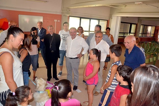 El president de la Diputació Joan Reñé vista el casal d'estiu de la Fundació Verge Blanca
