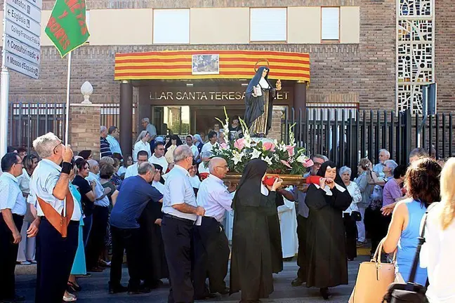 La processó de Santa Teresa Jornet recorre els carrers d'Aitona, acompanyda de les religioses