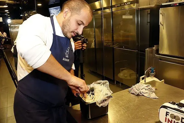Joel Castanyé prepara els elements dels plats que s'imprimiran en 3D
