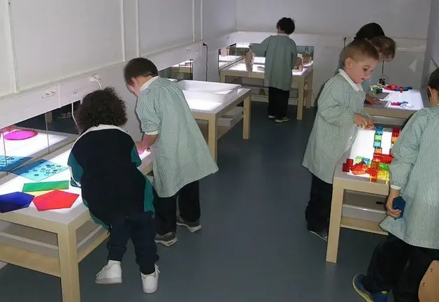 Activitats dels alumnes en l'aula de les taules de llum Pompeu Fabra