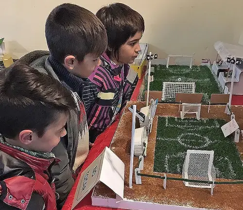 Els alumnes de l'escola Sant Miquel observen els treballs