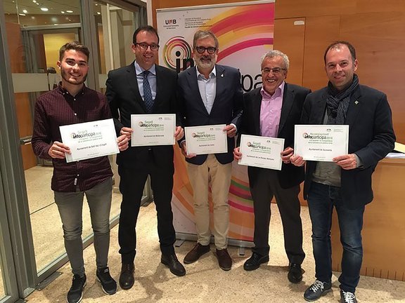 Una foto dels 5 guardonats lleidatans i de l'alcalde de les Borges recollint el premi interior