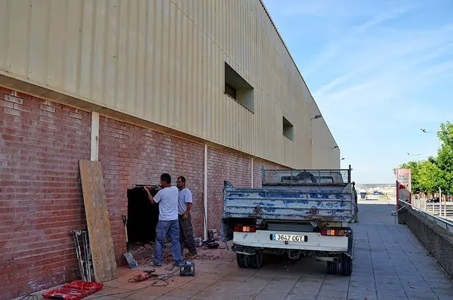 Els operaris inicien les obres per habilitar les noves portes al Plavelló Pla d'Urgell