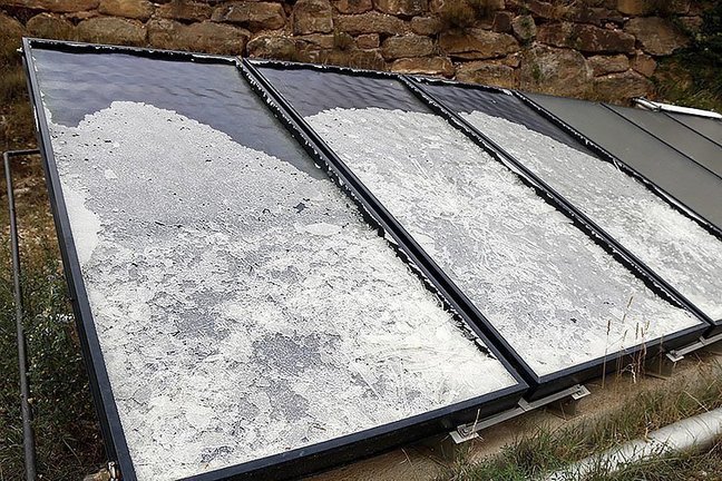 Les plaques solars de la piscina trencades. 2 d'agost de 2017. (Horitzontal)