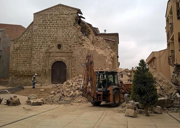 Imatge de l'església de Rosselló en el moment del sinistre del campanar 1