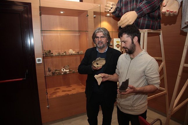 Sebastià Garralon i Sergi Balcells mostren les peces que es conserven a l'Ajuntament de Sidamon