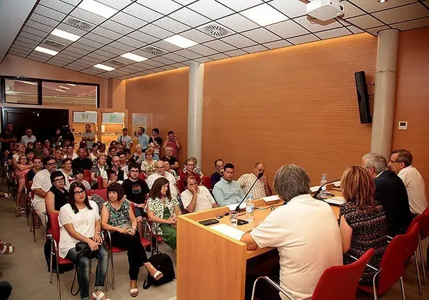 Un nombrós públic va assistir a la presentació dels amics del Tossal de les Tenalles