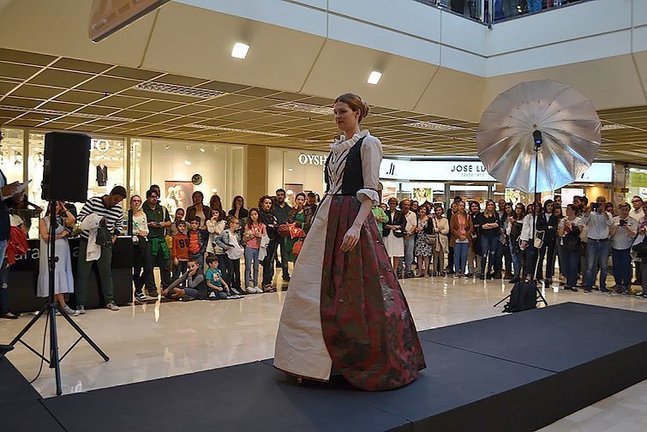 Mollerussa desfilada vestits de paper a A Coruña interior