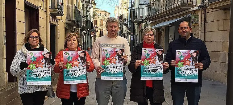 Els representants de l'Agrupació de Comerciants de les Borges i el regidor de Promoció Econòmica presentant la campanya de Nadal 2017 portada