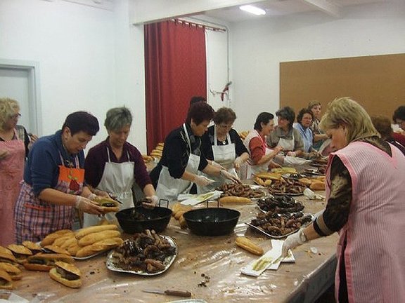 Les mestreses d'Alcarràs preparen el mondongo de la Festa del Porc Interior bo