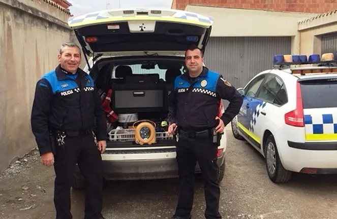 La Policia Local Agramunt i l'equip DEA en el vehicle patrulla