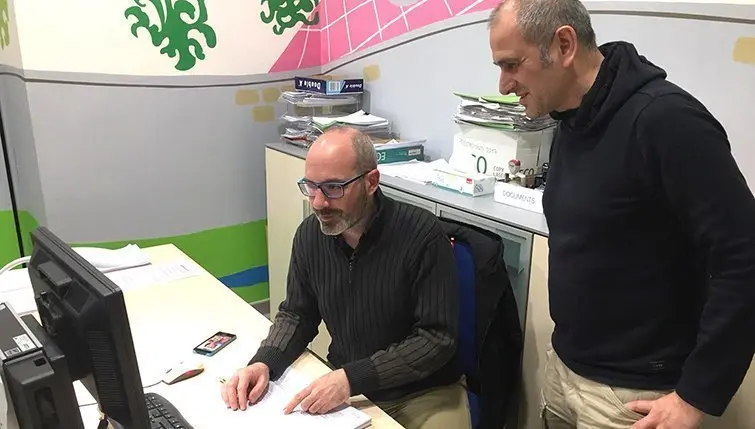 Tècnics de l'Oficina Local d'Habitatge de Tàrrega tramitant les subvencions