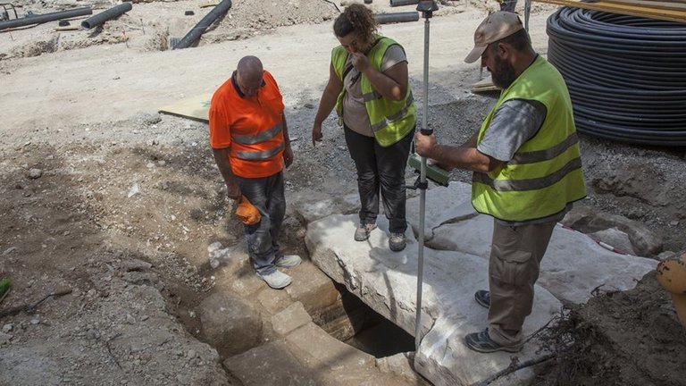 Arqueòlegs al pou de Mollerussa Interior