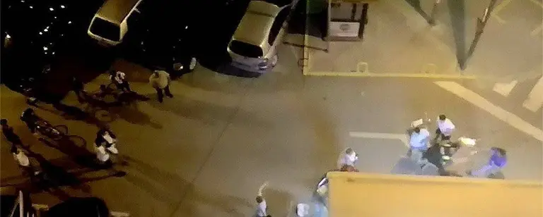 Moment en que un agent de la Policia es copejat amb una cadira