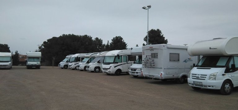 Les autocaravanes estacionades al seu nou aparcament de les Borges Blanques al febrer.