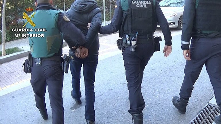 Agents de la Guárdia Civil gtranslladena un dels detinguts