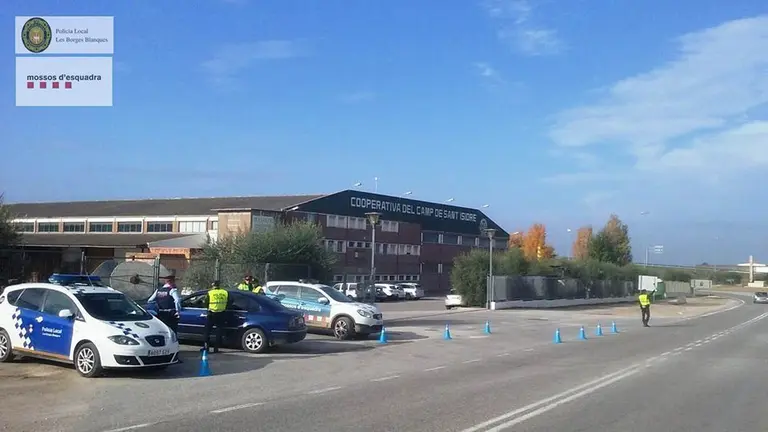 Imatge d'un dels controls policials de la Policia Local de les Borges i els Mossos.