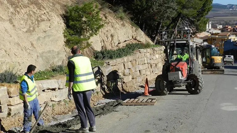 Treballs de remodelació de la Baixada del Calvari d'Almenar