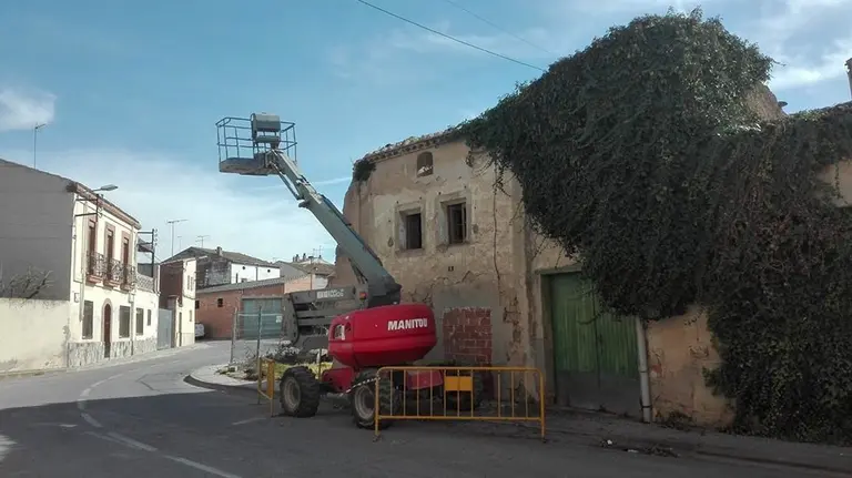El Palau d’Anglesola enderroca dos habitatges dels carrers la Bassa i Fassina 1