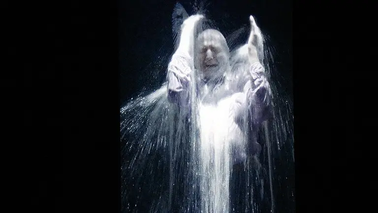 Pla mitj.. on es pot veure un senyor travessant una cortina d'aigua en un fragment audiovisual de l'obra 'Ocean Without a Shore' de Bill Viola, instal..lada permanentment a PLANTA de Balaguer, el 6 de juny de 2019. (Horitzontal)