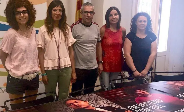 El president del Consell Comarcal del Pla d'Urgell, Rafel Panadés, amb responsables comarcals de Joventut, d'Atenció a les Persones i de l'Oficina Jove, darrera d'alguns dels cartells de la campanya, el 6 d'agost del 2019. (Horitzontal)