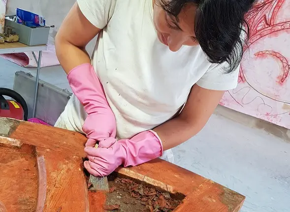 La restauradora Idoia Tantull treballa en l'antiga porta de Linyola