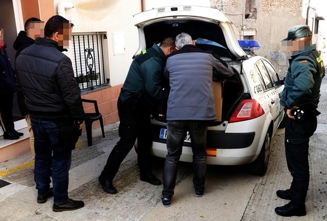 Agents de la Guàrdia Civil amb un gos escorcollant un cotxe a la recerca de droga a Castellnou de Seana