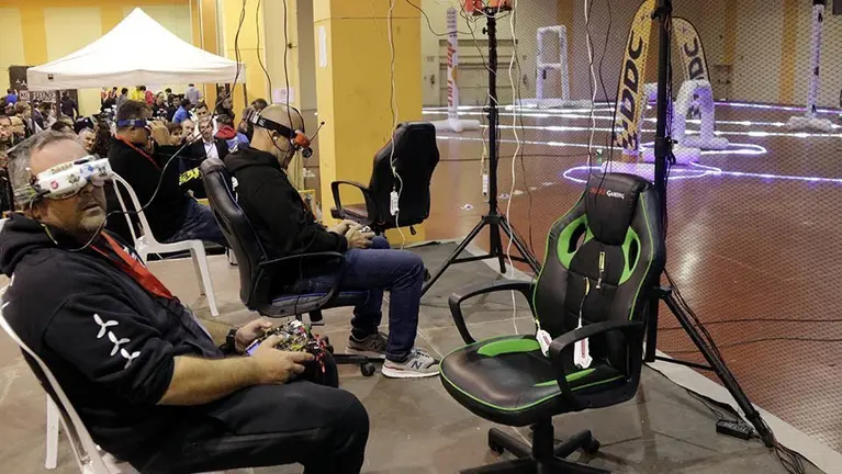 Els pilots durant una carrera en la Mollerussa Drone Party