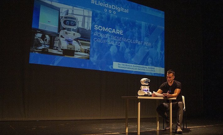 Sergi Grimau i el robot SOMCARE en la Trobada de transformació digital a Lleida
