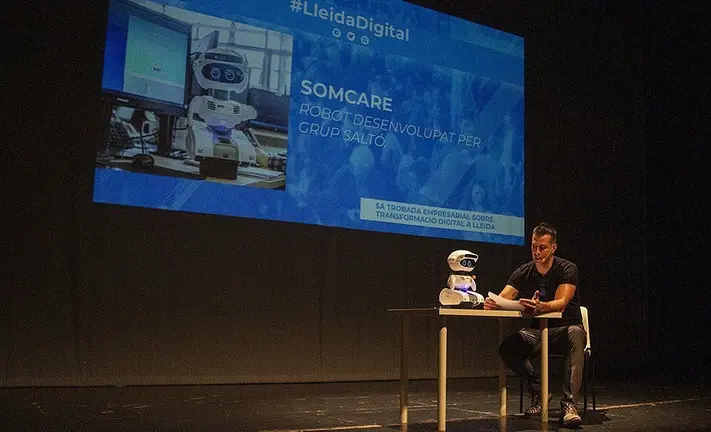 Sergi Grimau i el robot SOMCARE en la Trobada de transformació digital a Lleida