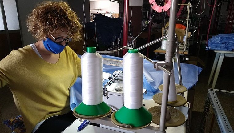 Elena Gispert amb la màquina adaptada a la confecció sanitària