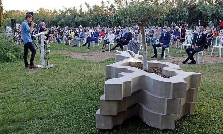 Escultura de l'artista Erik Schmitzen i Coll memòria de les persones traspassades durant la pandèmia