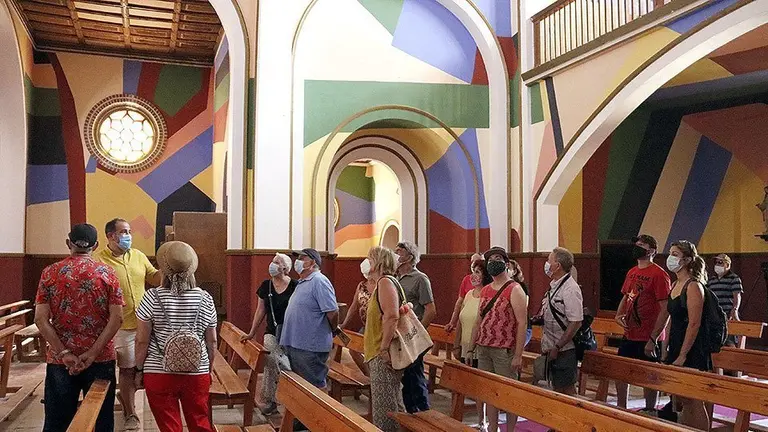 L'alcalde de Penelles Eloi Bergós mostra el primer mural del GarGar als visitants
