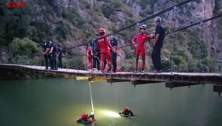 Efectius del dispositiu de rescat d'un jove de 22 anys al pantà de Camarasa
