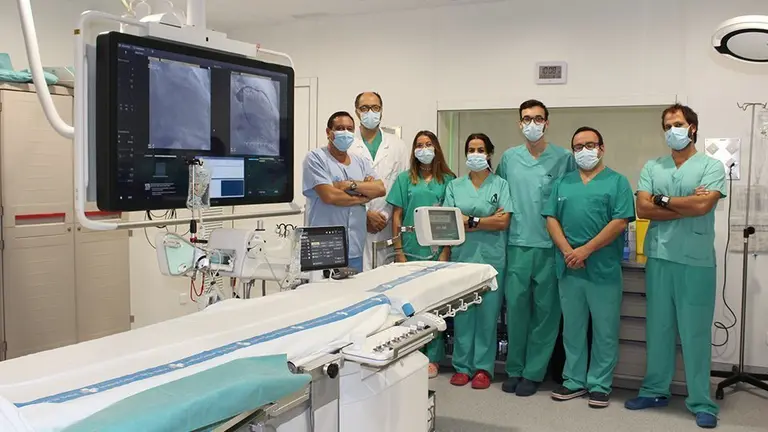 L'equip de facultatius de la sala d’hemodinàmica de l’Hospital Universitari Arnau de Vilanova