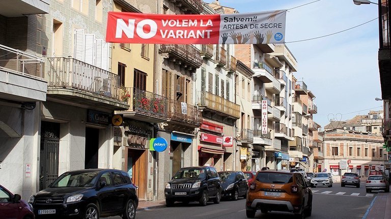 Pancarta 'No volem la variant' a Artesa de Segre