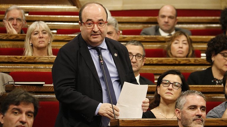Pla mitjà del president del grup PSC-Units, Miquel Iceta, intervenint a la sessió de control del ple del Parlament el 4 de març del 2020 (horitzontal)
