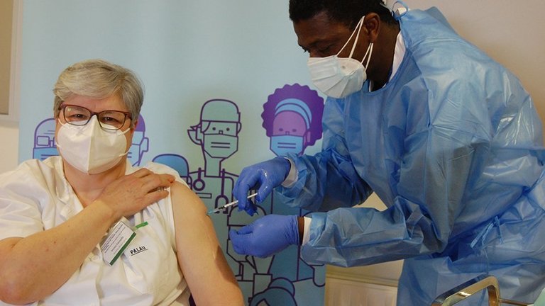 Infermers administrant una dosi de vacuna per la COVID-19 @Salut