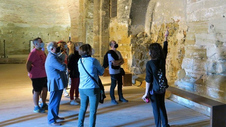 Imatge del president de Turisme de Lleida, Paco Cerdà, durant una les visites guiades al Castell dels Templers de Gardeny, conjuntament amb altres persones, el 12 d'octubre del 2020. (Horitzontal)