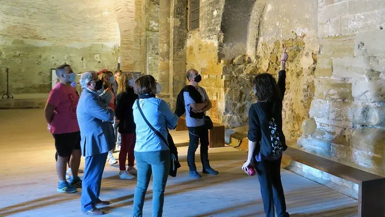 Imatge del president de Turisme de Lleida, Paco Cerdà, durant una les visites guiades al Castell dels Templers de Gardeny, conjuntament amb altres persones, el 12 d'octubre del 2020. (Horitzontal)
