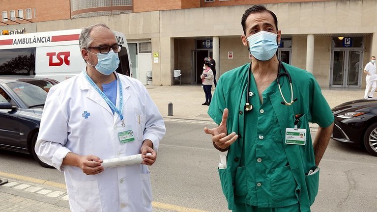 Els Doctors de l'Hospital Arnau de Vilanova, José Luis Morales, i Jesús Caballero @AnnaBerga